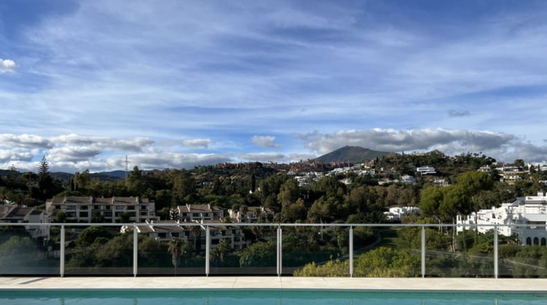 Moderno bajo con vistas al campo de golf