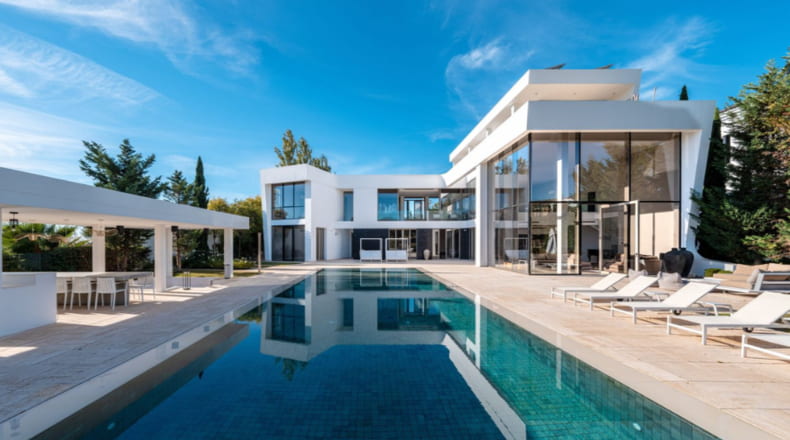 Villa con arquitectura sostenible y diseño moderno